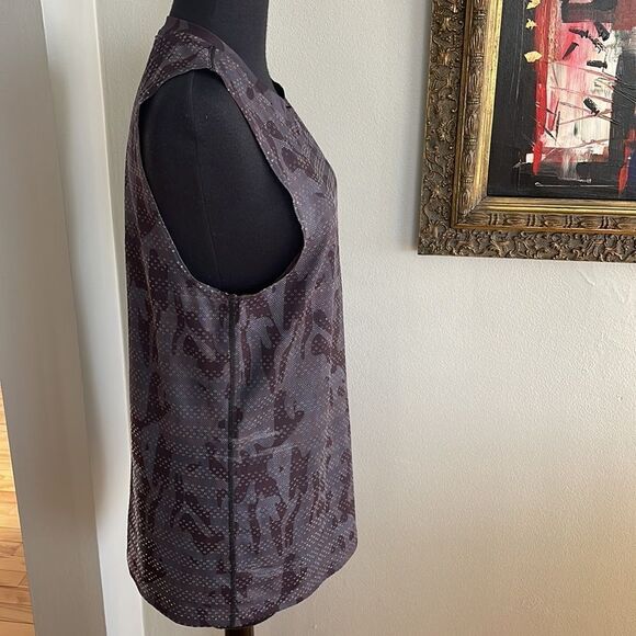 Zyia abstract diagonal subtle stripe print vented stripe long tank top. Medium - Picture 3 of 8